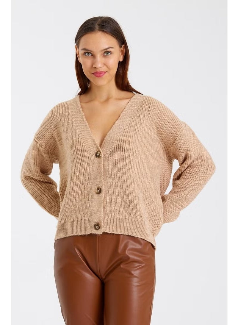 Odelon Buttoned V-Neck Oversize Women's Beige Knitted Cardigan - Image 2